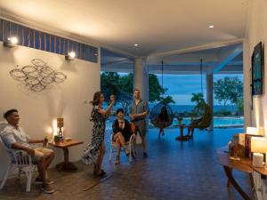 Boljoon格拉纳达海滩度假村 - 仅限成人的一群人坐在客厅里