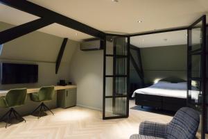 罗森达尔中心酒店的一间卧室,卧室内配有一张床和两把椅子