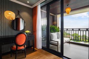 会安Bel Marina Hoi An Resort的客房设有镜子、椅子和阳台