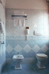 罗马Hotel Geo的一间带卫生间和水槽的浴室