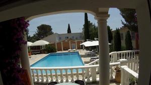 圣拉斐尔拉彭提尼耶尔住宿加早餐旅馆的享有游泳池的白色门廊景致