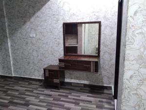 阿尔卡吉Iwaa Alkharj Apartments的墙上的镜子和梳妆台