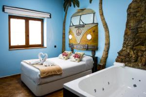 桑提亚纳德玛Posada La Fabula的一间带一张床和浴缸的浴室