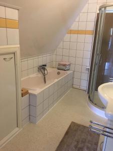 费尔普Het Huis的带浴缸和盥洗盆的浴室