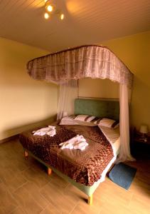 基加利贝尔维别墅的一间卧室配有一张带天蓬的床