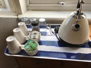 格拉斯哥Glades House的厨房柜台配有茶壶