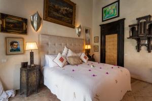马拉喀什洛尔宫Spa酒店的一间卧室配有一张带鲜花的大床
