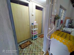 居林Ketupat Palas Homestay的小型浴室设有一张床和淋浴。