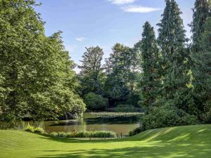 谢菲尔德Mercure Sheffield Kenwood Hall & Spa的绿树成荫的公园里的池塘