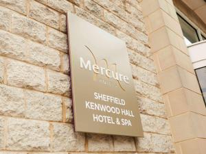 谢菲尔德Mercure Sheffield Kenwood Hall & Spa的大楼一侧酒店标志