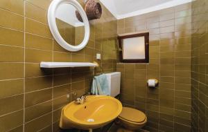 巴比诺波尔杰Guest House Tanja的浴室设有黄色水槽和镜子