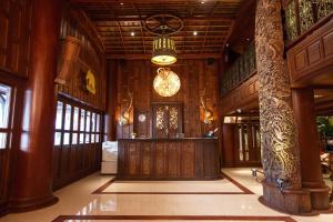曼谷暹罗昌宾馆的大堂设有木墙和吊灯。