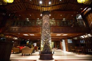 曼谷暹罗昌宾馆的大厅,建筑中心有一柱高柱