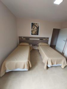 坦季By Muni Apartamentos Premium的一间卧室,配有两张床