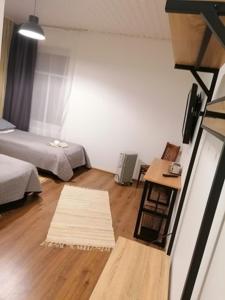 珀尔察马卡尔施密特旅馆的一间设有两张床的客房,地板上设有两块地毯。