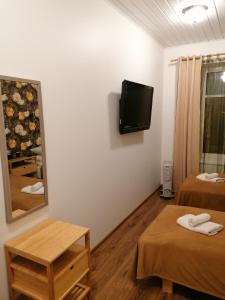 珀尔察马卡尔施密特旅馆的客房设有两张床和一台墙上的电视。