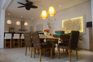 贝岛JADE DUPLEX的厨房以及带桌椅的用餐室。