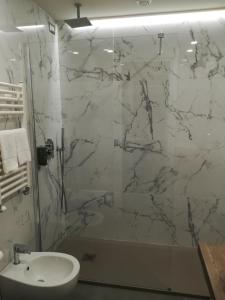 阿伦扎诺波吉奥酒店的带淋浴、水槽和卫生间的浴室