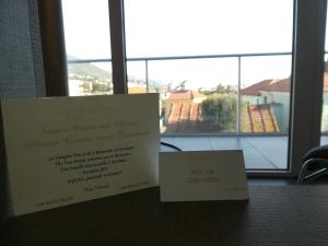 阿伦扎诺波吉奥酒店的两个证书坐在桌子上,有一个窗口