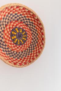 阿尔莫格拉维Almograve Beach Hostel的编织的篮子,有红色的蓝色和黄色