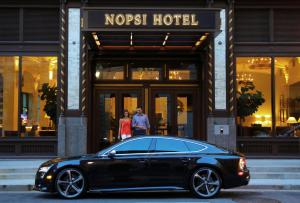 新奥尔良NOPSI Hotel New Orleans的停在酒店前的一辆黑色汽车