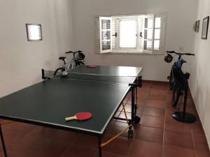 法马拉Casa Beatriz的一个带两辆自行车的房间的乒乓球桌