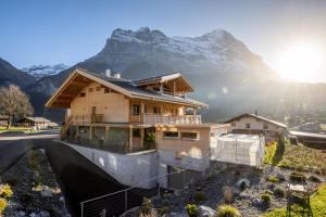 格林德尔瓦尔德Chalet CARVE - Apartments EIGER, MOENCH and JUNGFRAU的山底房子