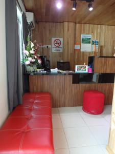 马六甲克勒邦贝斯卡镇旅馆的柜台前的等候室,有红色长椅