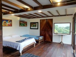 埃尔扎伊诺Moon Wind Tayrona Hostel by Rotamundos的一间卧室设有两张床和窗户。