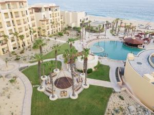 卡波圣卢卡斯The Towers at Pueblo Bonito Pacifica - All Inclusive - Adults Only的享有带游泳池的度假村的空中景致