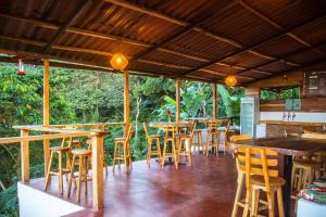 米卡Masaya Casas Viejas的餐厅内带木凳和桌子的酒吧