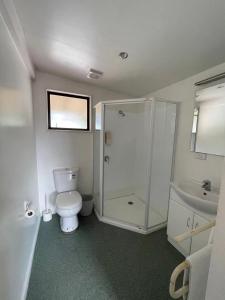 基督城布伦海姆路汽车旅馆的浴室配有卫生间、淋浴和盥洗盆。