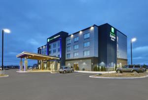 埃尔金港Holiday Inn Express & Suites - Port Elgin的停车场内停放汽车的大型建筑