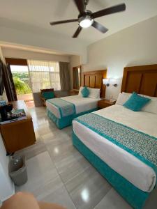 库埃纳瓦卡弗洛蕾丝花园酒店的酒店客房配有两张床和吊扇。