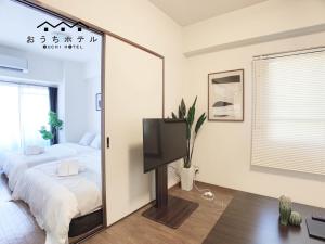广岛OUCHI HOTEL Dambara的一间带镜子和床的卧室