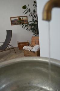 拉德施塔特Filzerlehen的一间带水槽和水龙头的浴室