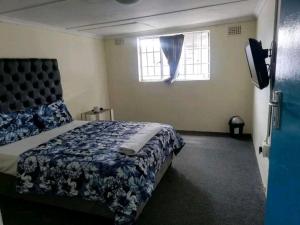 开普敦MJ ACCOMODATION的一间卧室设有一张床和一个窗口