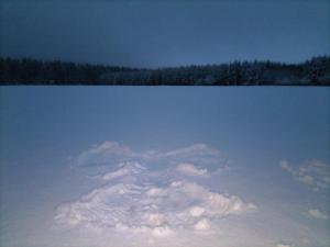 比林根Das Kleine Glück的湖上积雪中的一团云