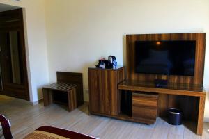 亚喀巴拉科斯塔酒店的客厅设有木架上的平面电视