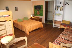 Saint-Dalmas-le-Selvage小星星住宿加早餐旅馆的卧室配有一张床和一张桌子及椅子