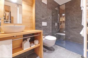 尚佩里Boutique Hotel Beau-Séjour & Spa Superior的一间带水槽、卫生间和淋浴的浴室