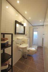 布劳恩拉格童话之屋公寓的一间带水槽、卫生间和镜子的浴室