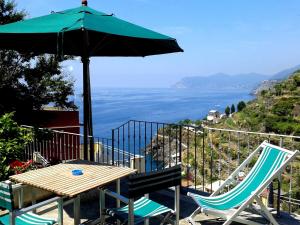 马纳罗拉ARIA DI MARE, Manarola - Camere con vista mare!的一张桌子和椅子,享有海景