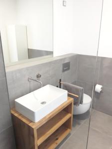 威斯巴登Ferien am Wasser的浴室配有白色水槽和卫生间。