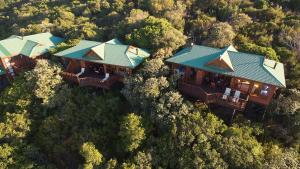 维德尼斯Boardwalk Lodge – Self-Catering的森林中房屋的顶部景观