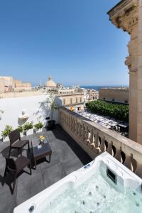 瓦莱塔U Collection - a Luxury Collection Suites, Valletta的美景阳台的热水浴池