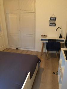 Triel-sur-SeineChambre privée Triel-sur-Seine的一间卧室配有一张床和一张桌子及椅子