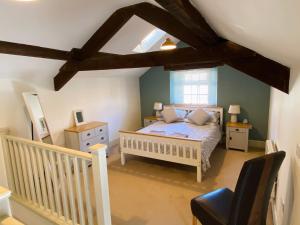 贝克韦尔The Stables的一间卧室配有一张床、一张婴儿床和一扇窗户。