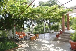 BashajGuest House Bashaj的庭院里种有一堆家具和树木