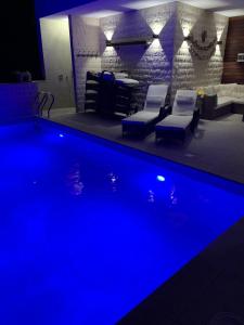 巴比诺波尔杰Izabela apartment with swimming pool的室内的蓝色灯光游泳池